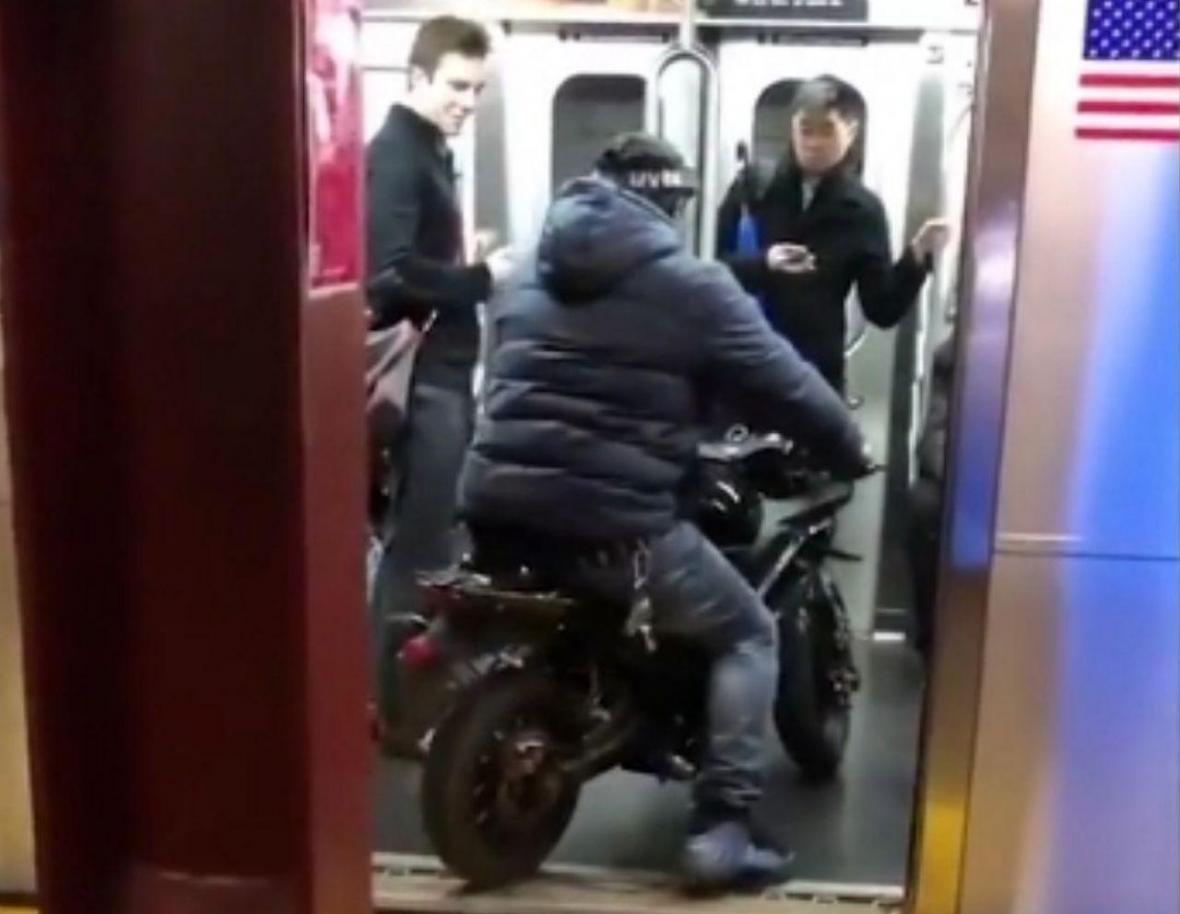 موتور سواری در مترو تعجب مسافران را برانگیخت