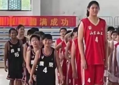 قد اعجاب انگیز دختر بسکتبالیست 14 ساله