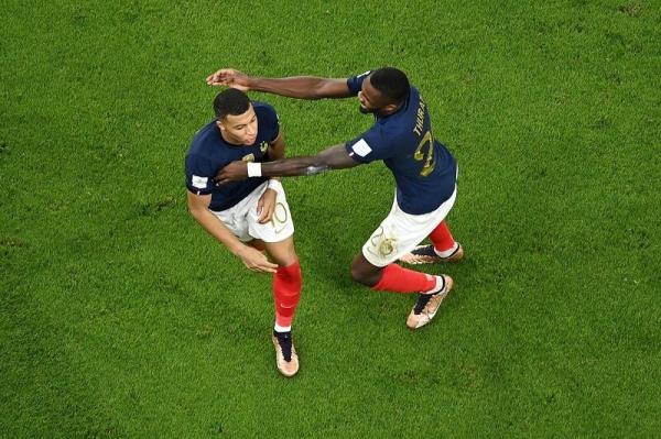 کشف طلا وسط بازی حساس جام جهانی ، توقف بازی حساس با حرکت عجیب بازیکن فرانسه